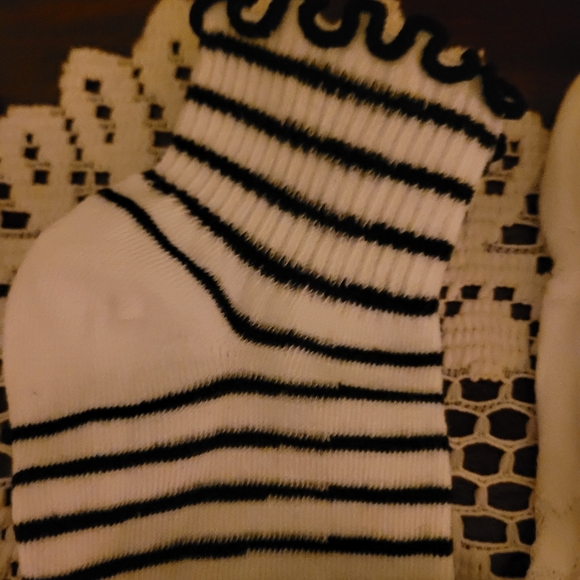 2 PAIRS OF SOCKS, FOOTIES AND ANKLETS - Picture 8 of 9